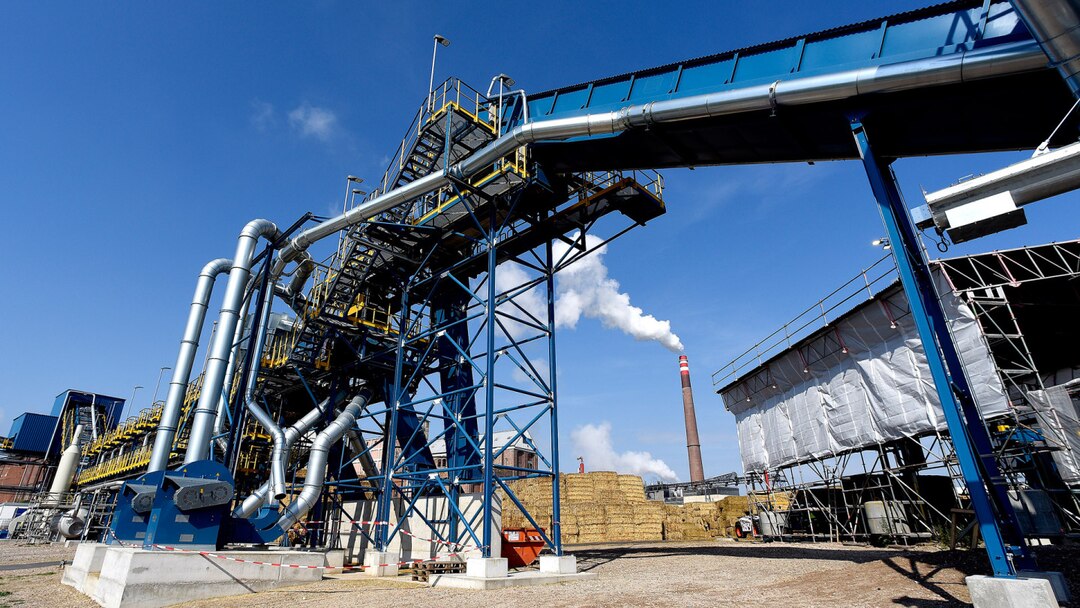 Das Strohförderband Der Neuen Fabrik. Im Hintergrund Sieht Man Das Übrige Werk In Mannheim
