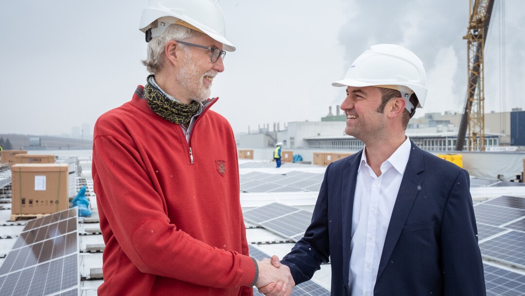 Die Solarstromanlage Auf Dem Dach Der Kostheimer Papierverarbeitungshalle